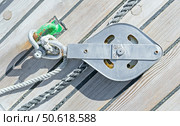 Корабельный блок с канатом на палубе парусного корабля. A ship's block with a rope on the deck of a sailing ship. Стоковое фото, фотограф Татьяна Д / Фотобанк Лори
