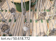 Корабельный блок с канатом на палубе парусного корабля. A ship's block with a rope on the deck of a sailing ship. Стоковое фото, фотограф Татьяна Д / Фотобанк Лори