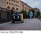 Робот-курьер сервиса Яндекс Еда на улицах Москвы. Редакционное фото, фотограф Павел Авакумов / Фотобанк Лори