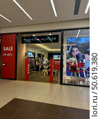 Belgrade, Serbia August, 3, 2024: Tommy Hilfiger Store Sale. Редакционное фото, фотограф Ирина Старикова / Фотобанк Лори