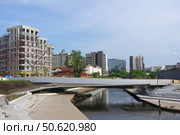 Свежепостроенный пешеходный мост через реку Исеть в створе улицы Народной Воли, город Екатеринбург. Редакционное фото, фотограф Алексей Иванов / Фотобанк Лори