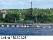Магистральный тепловоз 2М62-0774 едет по железнодорожному мосту через Северную гавань в черте города Выборга Ленинградской области. Редакционное фото, фотограф Румянцева Наталия / Фотобанк Лори