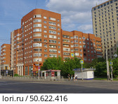 Жилой дом с магазинами. Екатеринбург, улица Декабристов, 51. Редакционное фото, фотограф Алексей Иванов / Фотобанк Лори