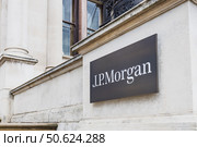J.P. Morgan London Headquarters Sign on Historic Stone Facade. London, UK, 5 May 2024. Редакционное фото, фотограф Zydrius Tartenis / Фотобанк Лори
