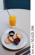 Delicate pancakes sprinkled with powdered sugar, topped with red fruit sauce, berries, cream, highlighting gourmet breakfast presentation. Стоковое видео, видеограф Данил Руденко / Фотобанк Лори