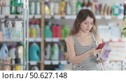 Girl buyer scans qr code on razor label. Стоковое видео, видеограф Яков Филимонов / Фотобанк Лори