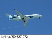 Самолет Bombardier Challenger 600 (CL-600-2B19 (CL-850)) (RA-67219) авиакомпании «Ямал» летит на фоне голубого неба в Сочи (2019 год). Редакционное фото, фотограф Екатерина Лызлова / Фотобанк Лори