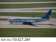 Самолет Boeing 737-800 (VQ-BTS) авиакомпании «Победа» на взлетно-посадочной полосе в Международном аэропорту Сочи (2016 год). Редакционное фото, фотограф Екатерина Лызлова / Фотобанк Лори