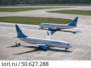 Самолеты Boeing 737-800 (VQ-BAW, VQ-BTS) на взлетно-посадочной полосе в Международном аэропорту Сочи под полуденным солнцем (2016 год). Редакционное фото, фотограф Екатерина Лызлова / Фотобанк Лори