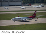 Самолет Boeing 737-800 (VP-BPI) авиакомпании Ikar в Международном аэропорту Сочи на фоне двух бизнес-джетов и самолета авиакомпании «Красавиа» (2016 год). Редакционное фото, фотограф Екатерина Лызлова / Фотобанк Лори