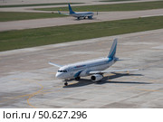 Самолет Airbus A320 (VP-BHW) авиакомпании «Ямал» в Международном аэропорту Сочи. На заднем плане самолет Boeing 737-800 авиакомпании «Победа». (2016 год). Редакционное фото, фотограф Екатерина Лызлова / Фотобанк Лори