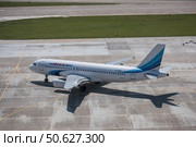 Самолет Airbus A320 (VP-BHW) авиакомпании «Ямал» двигается по взлетно-посадочной полосе в Международном аэропорту Сочи (2016 год). Редакционное фото, фотограф Екатерина Лызлова / Фотобанк Лори