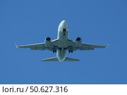 Самолет Boeing 737-500 (VP-BFS) авиакомпании «ЮтЭйр» выпускает шасси перед посадкой в аэропорт (2019 год). Редакционное фото, фотограф Екатерина Лызлова / Фотобанк Лори
