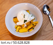 Grilled pineapple slices complemented with vanilla ice cream. Стоковое фото, фотограф Яков Филимонов / Фотобанк Лори