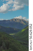 Rocky mountains and valley before sunset aerial. Стоковое видео, видеограф Михаил Коханчиков / Фотобанк Лори