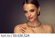 Beautiful girl with set jewelry . Woman in a necklace with a ring, earrings and a bracelet. Beauty and accessories. Стоковое фото, фотограф Sofia Zhuravetc / Фотобанк Лори