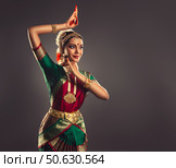 Beautiful indian girl dancer of Indian classical dance bharatanatyam . India Culture, Sari Costume and Traditions. Стоковое фото, фотограф Sofia Zhuravetc / Фотобанк Лори