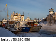 Ships and boats wintering in the river port of Vytegra (2021 год). Редакционное фото, фотограф Юлия Бабкина / Фотобанк Лори