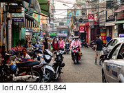 Street View of Motorbikes and Pedestrians in Ho Chi Minh City (2024 год). Редакционное фото, фотограф Aleksandr Golubev / Фотобанк Лори