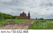A broken country road leads to a dilapidated abandoned Christian church in the village. Стоковое видео, видеограф Strunov David / Фотобанк Лори