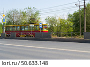 Трамвай 71-605 (КТМ-5) на Проспекте Металлургов, остановка с защитным ограждением для безопасности пассажиров. Волжский, Волгоградская область, Россия. (2023 год). Редакционное фото, фотограф Андрей Цыганков / Фотобанк Лори