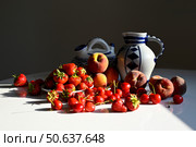 Персики, клубника, черешни и два старинных кувшина на тёмном фоне - натюрморт в голландском стиле. Стоковое фото, фотограф Алена Савченко / Фотобанк Лори