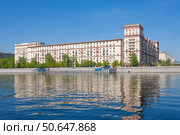 Вид с набережной Москвы реки в Нескучном саду на жилые дома на Фрунзенской набережной. Стоковое фото, фотограф Владимир Чинин / Фотобанк Лори