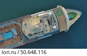 Sailing cruise ship aerial top view. Стоковое видео, видеограф Михаил Коханчиков / Фотобанк Лори