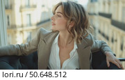 Portrait of a Woman in a Stylish Outfit Relaxing in a Chic Urban Setting. Стоковое AI-видео, аниматор Юлия Гапеенко / Фотобанк Лори