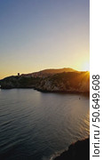 A scenic golden sunrise over a historic coastal town on a cliff by the sea. Стоковое AI-видео, аниматор Sergey Grishin / Фотобанк Лори