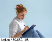 Администратор стоматологической клиники записывает пациентов на лечение зубов. Стоковое фото, фотограф Роман Дорохов / Фотобанк Лори