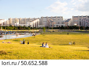 Russia, Moscow - 06 July 2020:   Khodynka field, Park and residential area. Summer in the city. People relax in the city Park at sunset on a hot day. Редакционное фото, фотограф Татьяна Васильева / Фотобанк Лори