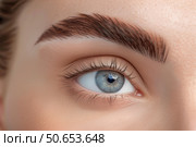 Beautician showing perfect eyebrow shape after treatment. Стоковое AI-изображение, AI-художник Иван Рябоконь / Фотобанк Лори