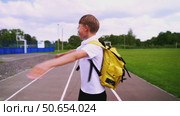 A first grader boy with a backpack goes to school on September 1. Стоковое видео, видеограф Igor Skripachev / Фотобанк Лори