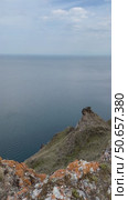 Beautiful panoramic view of rocky coast of Baikal Lake at summer day. Vertical video of lake from the height of the rocks. Summer travel and outdoor activity. Стоковое видео, видеограф Виктория Катьянова / Фотобанк Лори