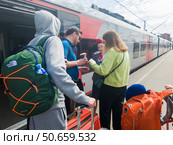 Проверка проездных документов пассажиров на посадке в "Ласточку" на Балтийской вокзале. Санкт-Петербург. Редакционное фото, фотограф Ольга Визави / Фотобанк Лори