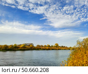 Осенний пейзаж с речкой и облачным небом. Стоковое фото, фотограф Мария Сергеева / Фотобанк Лори