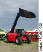 Телескопический погрузчик Robforce AG 740 PS . Сельхозтехника на выставке "Всероссийский День Поля 2025" в Волгоградской области. Редакционное фото, фотограф Тамара Селиванова / Фотобанк Лори
