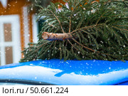 Concept of goods delivery. Christmas tree on the roof of a vintage blue Christmas car. Decorated New Year's Moscow 2026. Стоковое фото, фотограф Photojuli / Фотобанк Лори