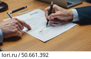 Solicitor pointing at contract showing client where to write signature. Стоковое AI-видео, аниматор Sergey Grishin / Фотобанк Лори