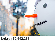 Holiday snowmen on the streets of Moscow. Christmas background with a snowman. Concept of preparation and decoration for the New Year. New Year's postcard 2026. Стоковое фото, фотограф Photojuli / Фотобанк Лори