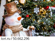Holiday snowmen on the streets of Moscow. Christmas background with a snowman. Concept of preparation and decoration for the New Year. New Year's postcard 2026. Стоковое фото, фотограф Photojuli / Фотобанк Лори