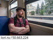 Пассажир пригородного поезда, стоящего  на станции города Пятигорск. Редакционное фото, фотограф Лариса Веселова / Фотобанк Лори