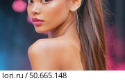 Model Showcasing Elegant Makeup Style in Outdoor Setting During Golden Hour With Floral Backdrop. Стоковое AI-видео, аниматор Юлия Гапеенко / Фотобанк Лори