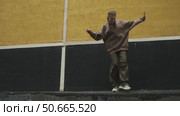Gen z young woman dancing modern dance against urban wall. Стоковое видео, видеограф Маргарита Кирьякова / Фотобанк Лори