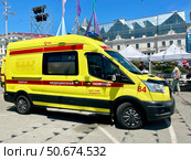 Машина скорой медицинской помощи на площади Борцов Революции во Владивостоке. Редакционное фото, фотограф Овчинникова Ирина / Фотобанк Лори