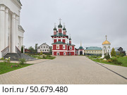 Церковь Иконы Божией Матери "Смоленская" и ротонда с Феодоровской иконой Божией Матери в Богоявленском монастыре в Угличе. Ярославская область, Россия (2024 год). Стоковое фото, фотограф Елена Коромыслова / Фотобанк Лори