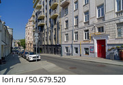 Старые доходные дома в Звонарском переулке, Москва. Солнечный день в июле. Редакционное фото, фотограф Сергей Рыбин / Фотобанк Лори