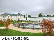 Кельи западные (1866 г. - 1887 г.). Церковь иконы Божией Матери "Достойно есть" (2 этаж), церковь Казанской иконы Божией Матери (1 этаж) в Богоявленском монастыре в Угличе. Ярославская область, Россия (2024 год). Стоковое фото, фотограф Елена Коромыслова / Фотобанк Лори