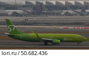 Aeroplane of S7 Airlines at Suvarnabhumi airport. Редакционное видео, видеограф Игорь Жоров / Фотобанк Лори